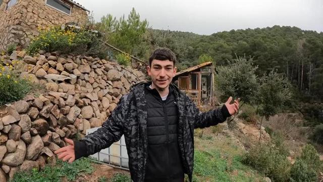 Javi (23 años), el joven que vive en una cabaña aislada tras una infancia difícil en centros de menores