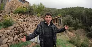 Javi (23 años), el joven que vive en una cabaña aislada tras una infancia difícil en centros de menores: "Desde que he venido aquí he renacido personalmente"