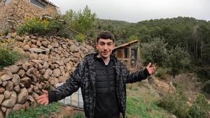 Javi (23 años), el joven que vive en una cabaña aislada tras una infancia difícil en centros de menores
