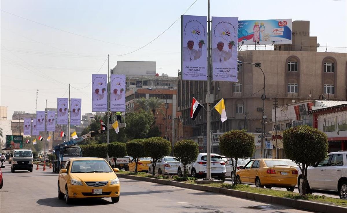 Irak se prepara para la histórica visita del papa Francisco. En la foto, carteles de bienvenida al Papa en las calles de Bagdad.