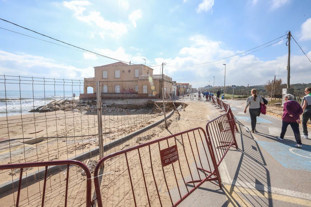 La desaparición de alguna de las casas tradicionales de la playa Babilonia ha provocado que la arena ocupe el hueco de las parcalas.