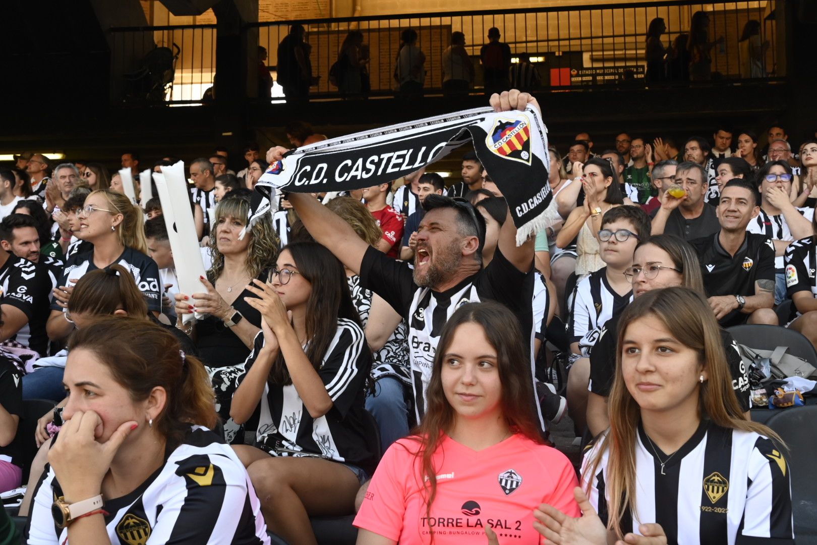 Así vive la afición albinegra el partido Alcorcón-Castellón