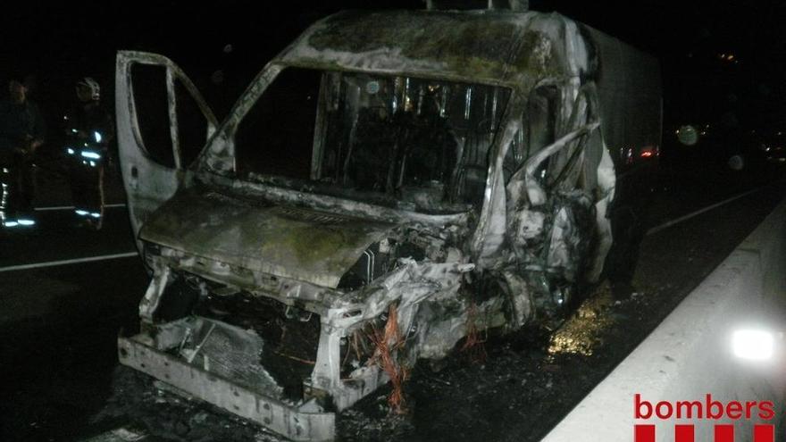 La furgoneta amb què ha xocat el cotxe ha acabat incendiant-se, però el seu conductor ha pogut sortir del vehicle