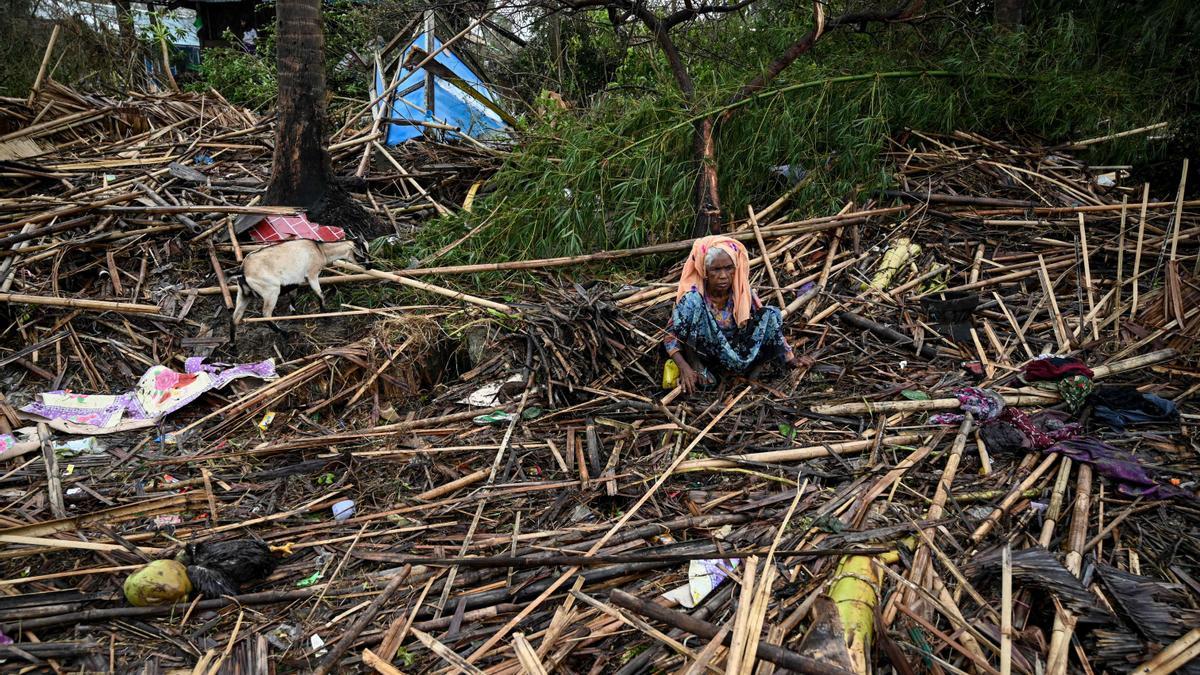 Una mujer permanece sentada en medio de los destrozos causados por el ciclón 'Mocha' en el campo de refugiados de Sittwe, en Birmania.