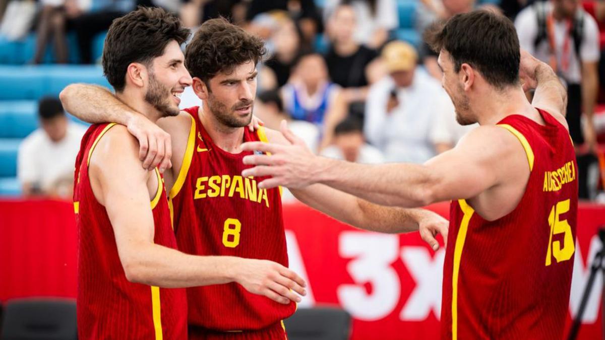 Carlos Martínez, en el centro de la imagen, durante un partido con la selección española de baloncesto 3x3.