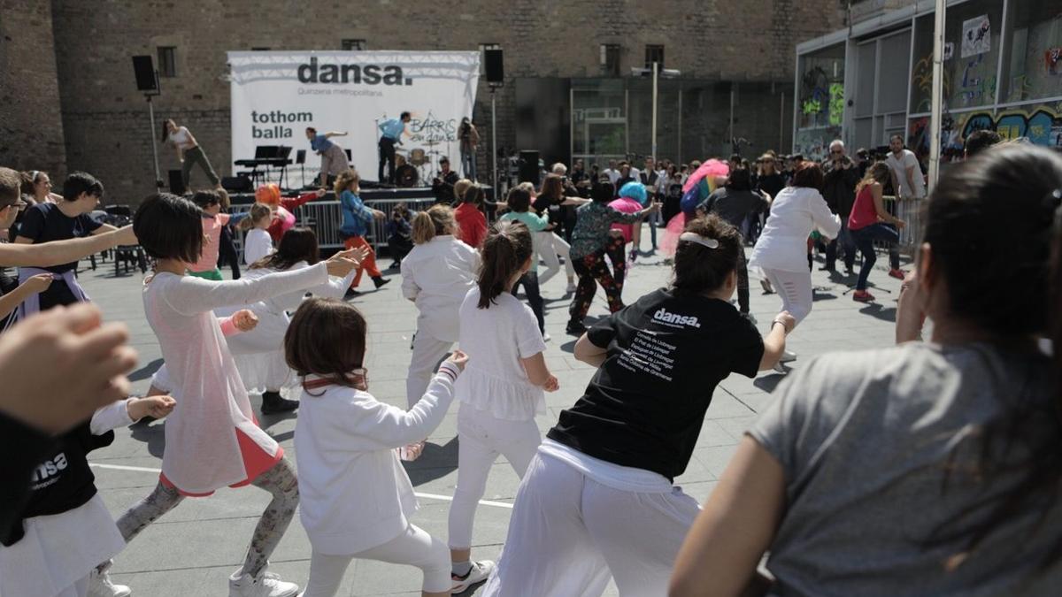 El espectáculo participativo 'Tothom balla' ha clausurado la Quinzena metropolitana de dansa de este año