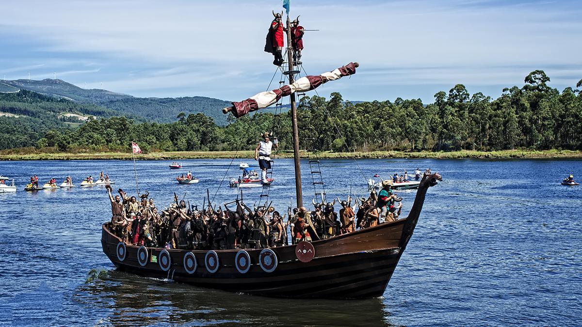 La Romería Vikinga de Catoira recrea el desembarco de los pueblos nórdicos junto a las históricas Torres de Oeste, en Pontevedra.