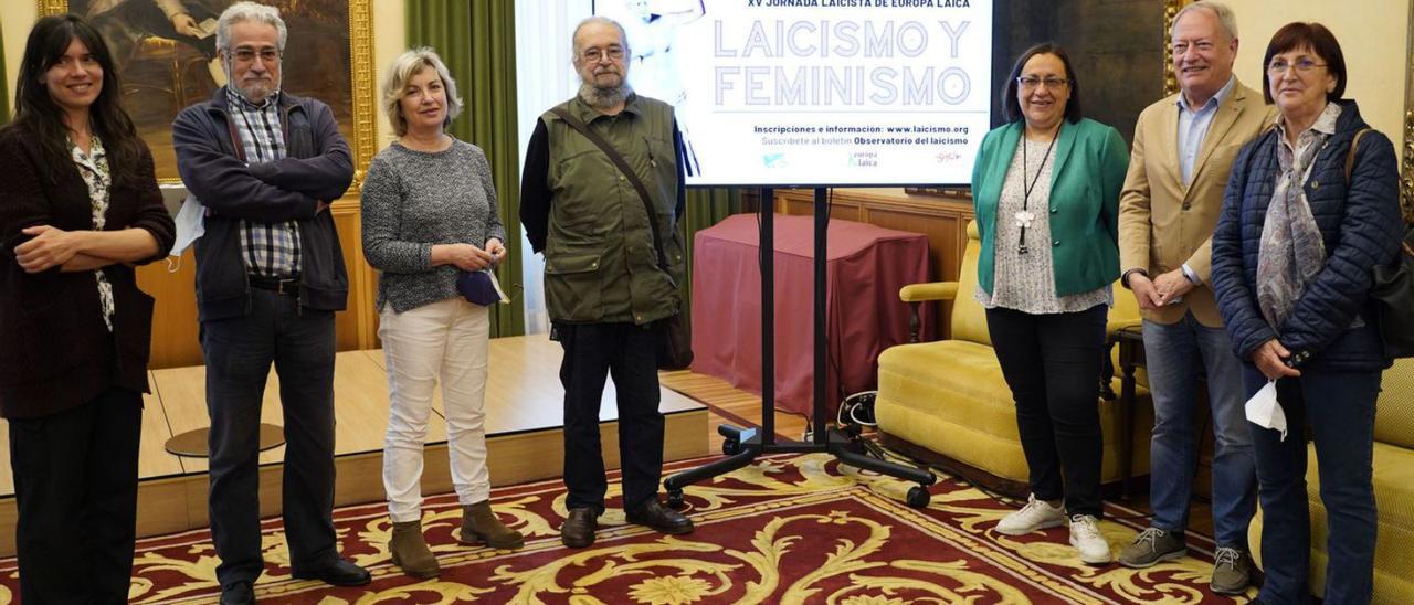 De izquierda a derecha, Laura Tuero (Podemos), Chema Rosell, Victoria González, Luis Fernández, Natalia González (PSOE), Aurelio Martín (IU) y Gema Coira, en la presentación de “Laicismo y feminismo”. | Irene Sirgo