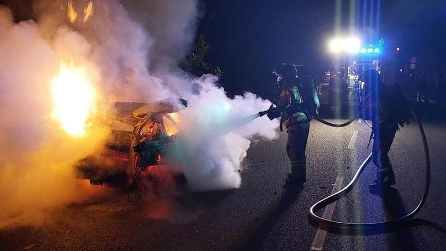 Arde un coche en la carretera de Santa Eulària tras destrozar todo a su paso durante medio kilómetro