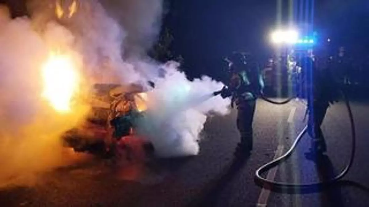 Arde un coche en la carretera de Santa Eulària tras destrozar todo a su paso durante medio kilómetro