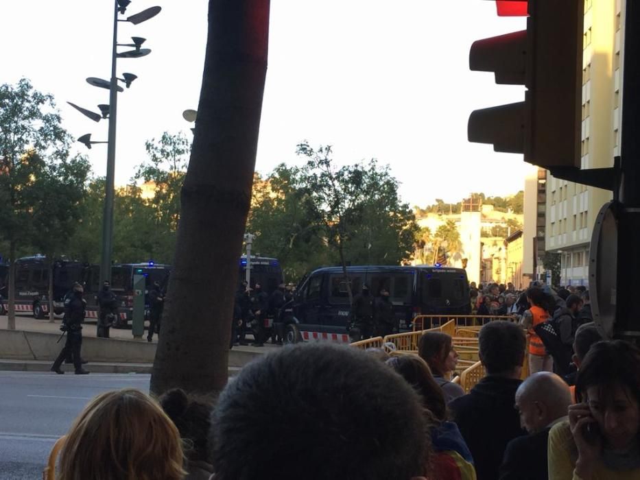 1-O a Girona: Multitudinària manifestació davant la subdelegació del Govern