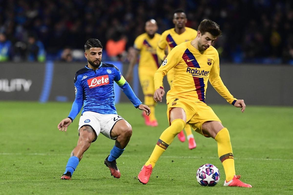 Naples (Italy), 25/02/2020.- Napoli’s Lorenzo Insigne (L) and Barcelona’s Gerard Pique in action during the UEFA Champions League round of 16 first leg soccer match between SSC Napoli vs FC Barcelona at the San Paolo stadium in Naples, Italy, 25 February 2020. (Liga de Campeones, Italia, Nápoles) EFE/EPA/CIRO FUSCO