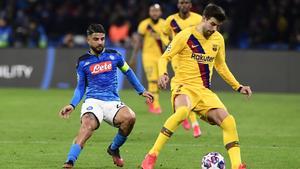 Naples (Italy), 25/02/2020.- Napoli’s Lorenzo Insigne (L) and Barcelona’s Gerard Pique in action during the UEFA Champions League round of 16 first leg soccer match between SSC Napoli vs FC Barcelona at the San Paolo stadium in Naples, Italy, 25 February 2020. (Liga de Campeones, Italia, Nápoles) EFE/EPA/CIRO FUSCO