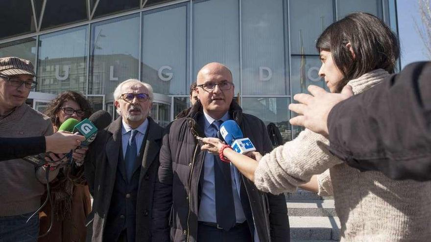 El presidente de la Diputación, José Manuel Baltar, junto a su abogado, Juan Ramón Montero. // Brais Lorenzo