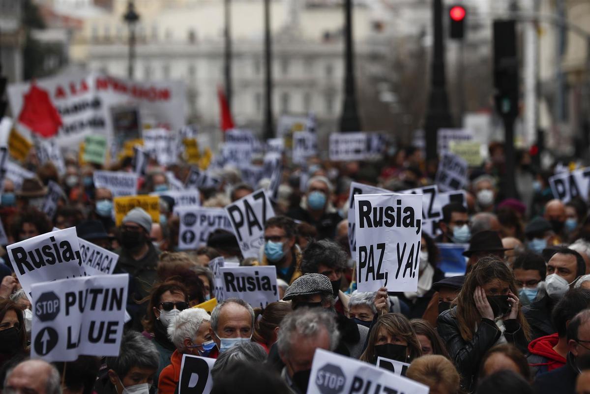 Cientos de personas se manifiestan en Madrid contra la guerra en Ucrania