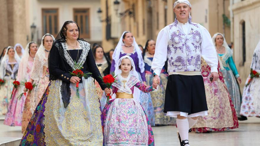 Una Ofrenda de récord: más de 110.000 falleros y músicos desfilaron por las calles de València