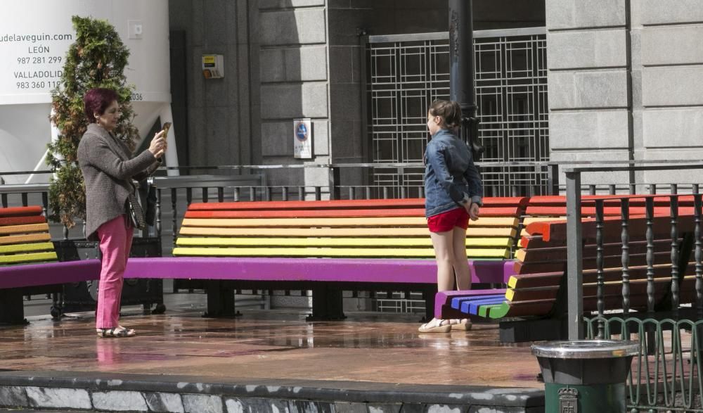 Bancos de la plaza de la Escandalera de Oviedo pintados en la semana del Orgullo