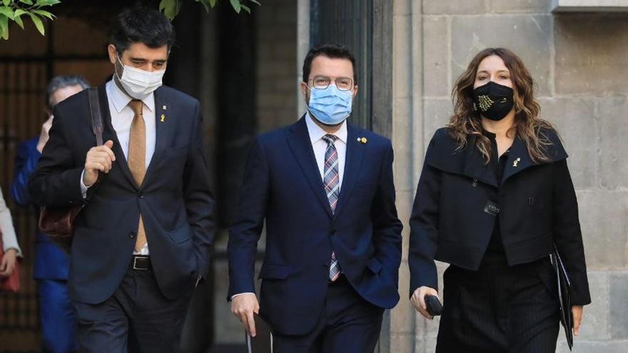 El president del Govern, Pere Aragonès, amb el vicepresident Jordi Puigneró i la consellera Laura Vilagrà