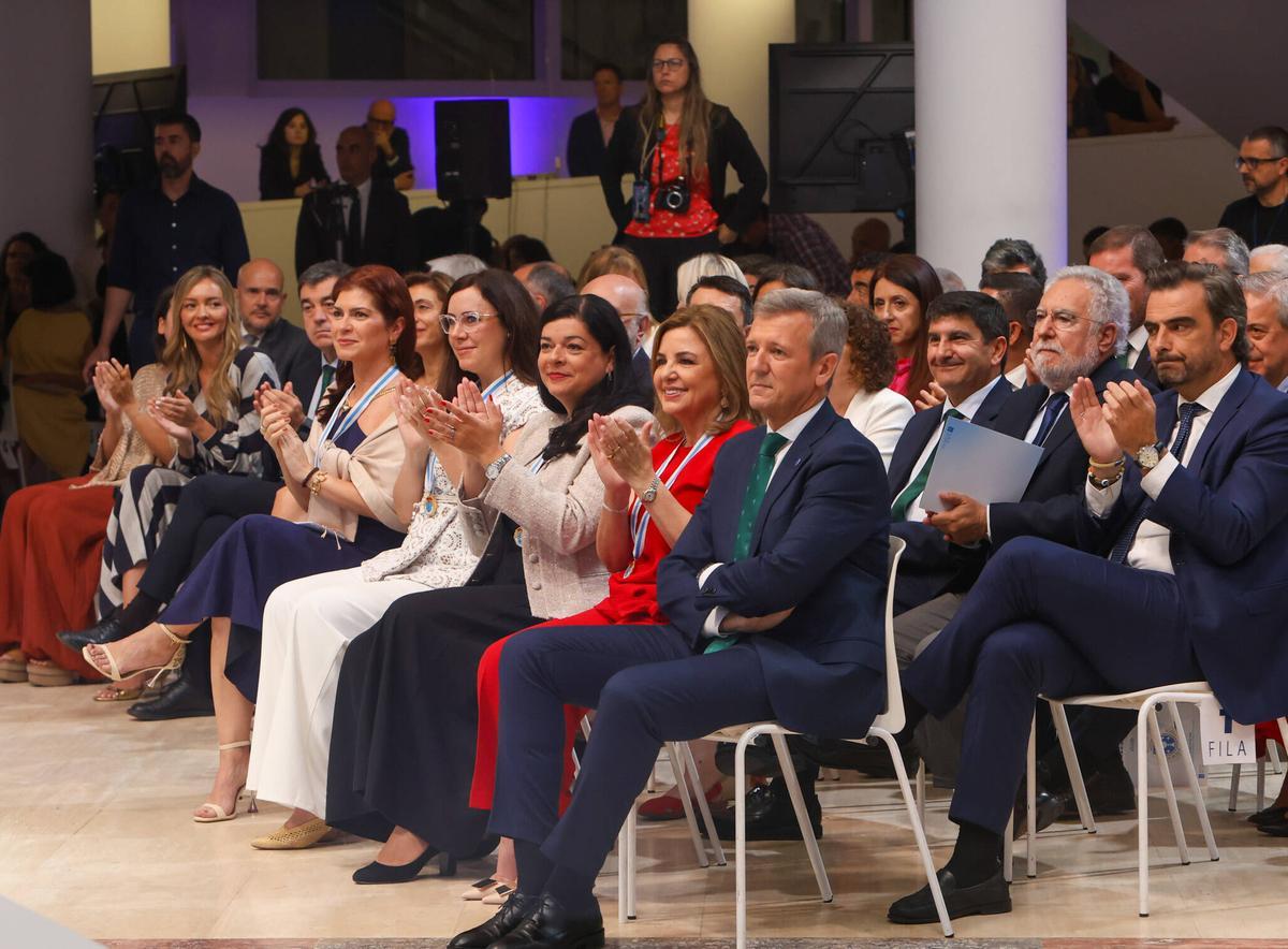 Rueda y las premiadas dutante una de las actuaciones musicales