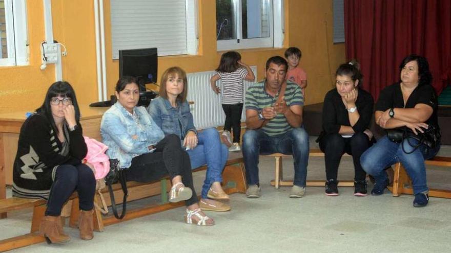 Padres de alumnos durante la asamblea celebrada en la noche del viernes. // Noé Parga