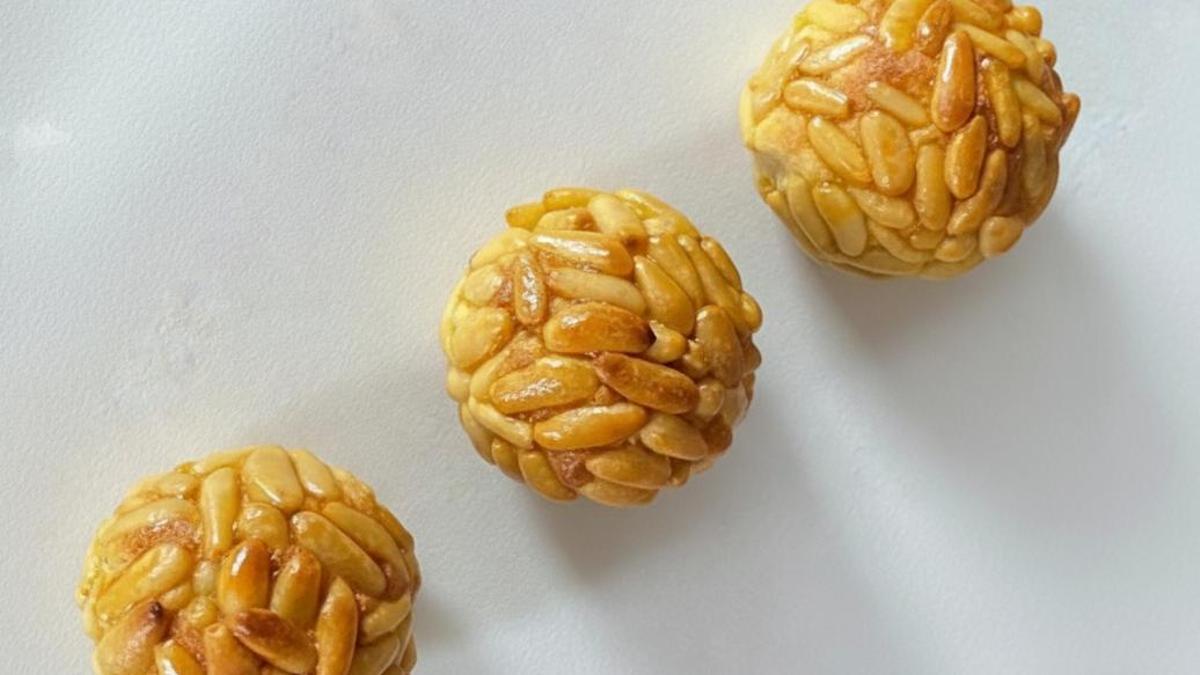 Los 'panellets' de la pastelería Faixat.