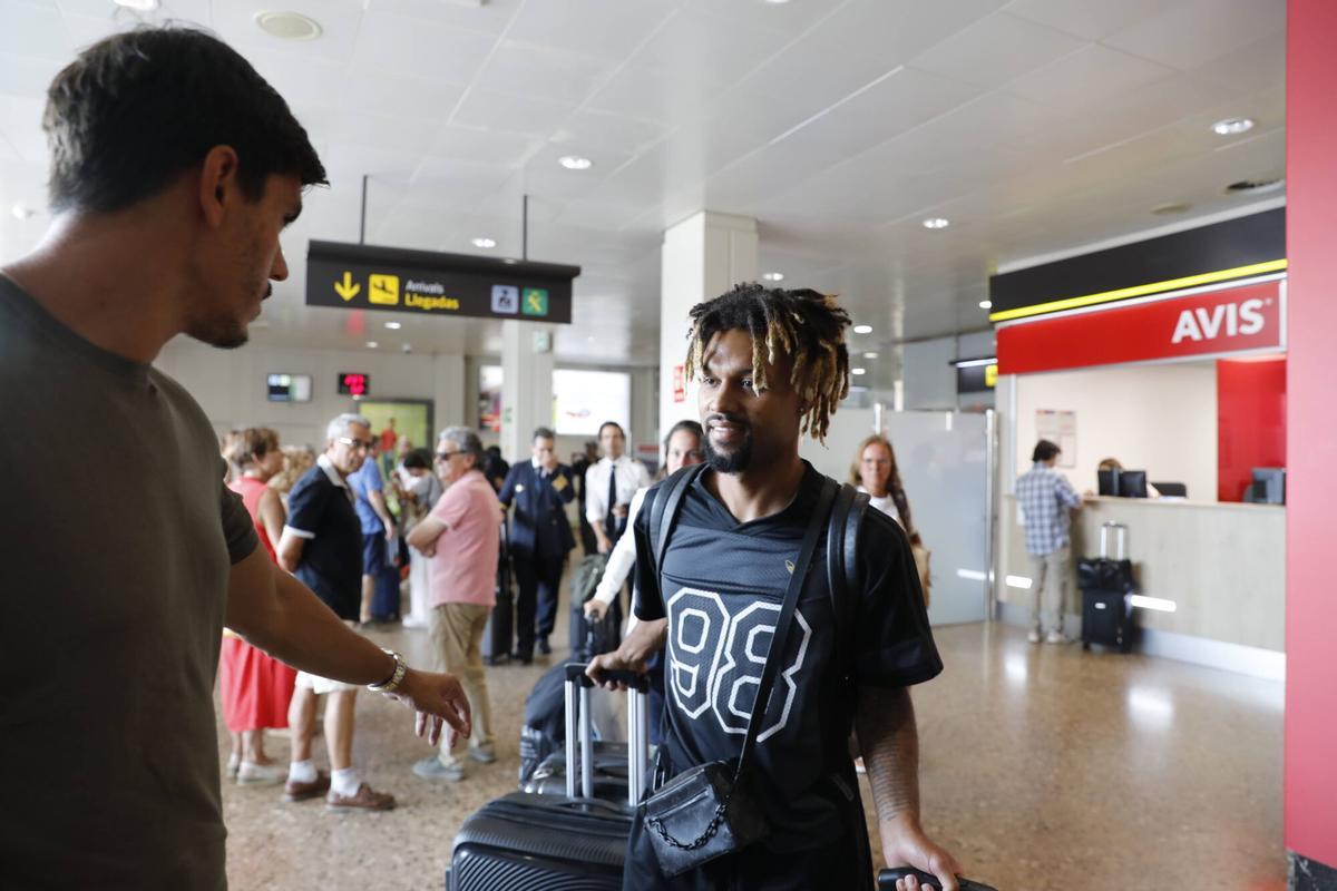EN IMÁGENES: La llegada de Konrad de la Fuente, nuevo fichaje del Sporting de Gijón, a Asturias EN IMÁGENES: La llegada de Konrad de la Fuente, nuevo fichaje del Sporting de Gijón, a Asturias