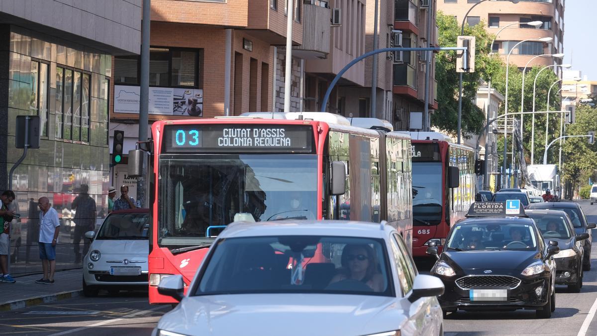 Un autobús urbano de Alicante en una foto de archivo.