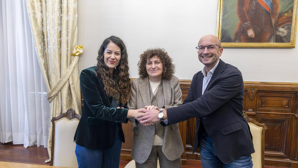María Rozas, Goretti Sanmartín y Gonzalo Muíños, ayer, en el Salón Verde del Pazo de Raxoi, durante la firma del acuerdo para la aprobación de los presupuestos municipales de 2025.