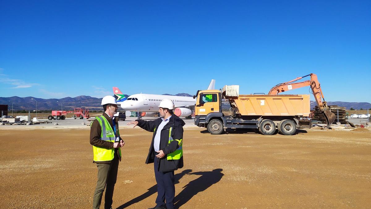 Justo Vellón y Raúl Pérez han visitado las obras de construcción del nuevo hangar.