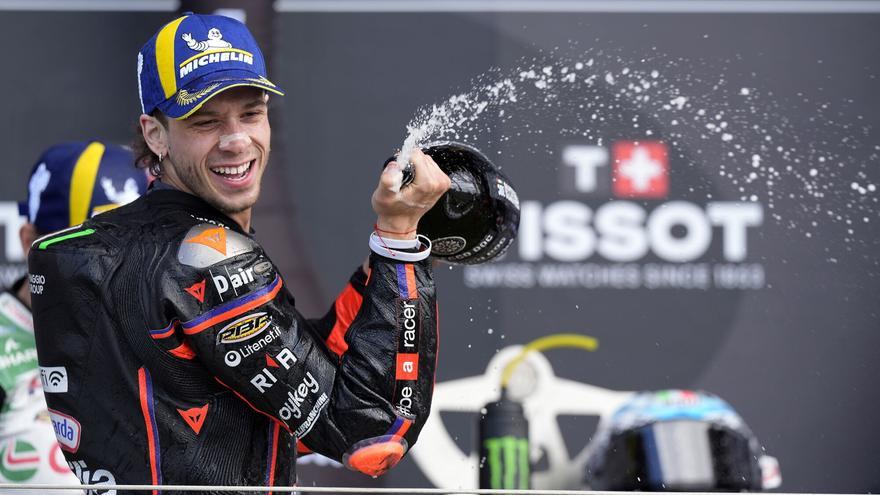 Bezzecchi gana en Inglaterra tras el abandono de un imperial Quartararo