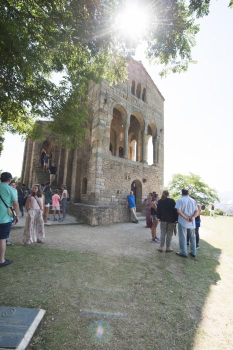 Turistas en Santa María del Naranco