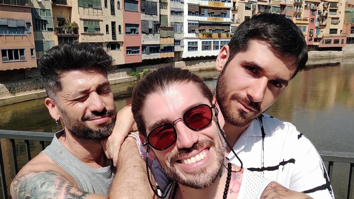Carlos, Tomás y Carlos son tres chicos que viven en Barcelona y conforman una trieja, una relación poliamorosa de tres personas.