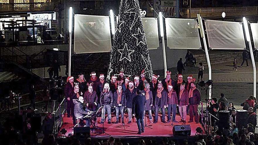 Portopí enciende su iluminación de Navidad