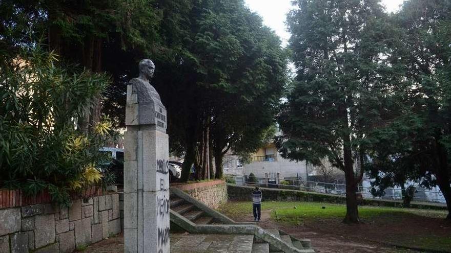 El busto de Calvo Sotelo en los jardines Fleming es la única obra de Asorey en Vilagarcía. // Noé Parga