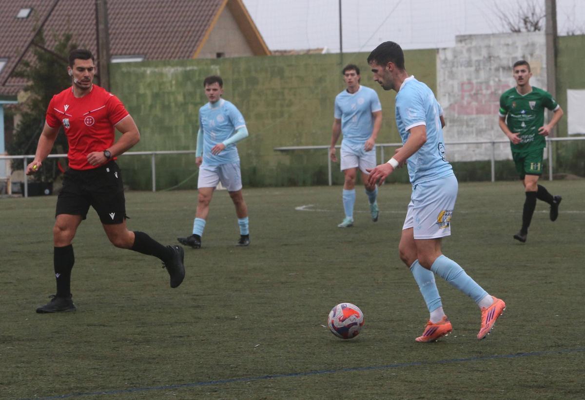 Un partido anterior del Beluso en el campo de As Laxes.