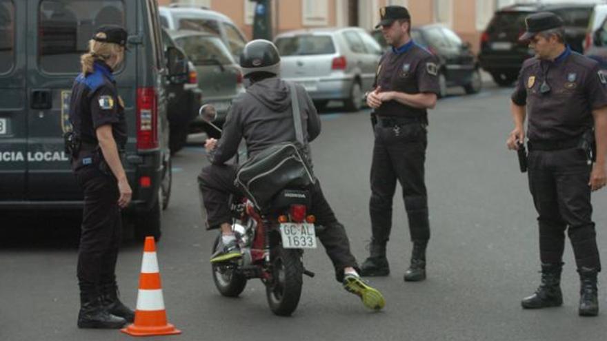 Un control policial en la calle Molino de Viento.   i  A. MARRERO