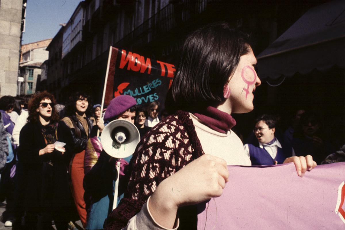 Manifestantes en Santiago de Compostela el 8M en 1992