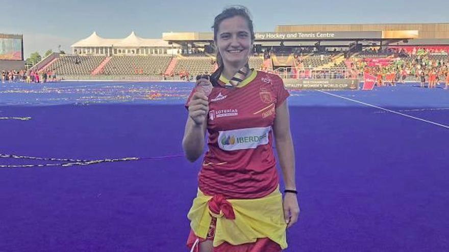 La joven Lola Riera muestra su medalla de bronce durante la celebración que tuvo lugar tras el partido.