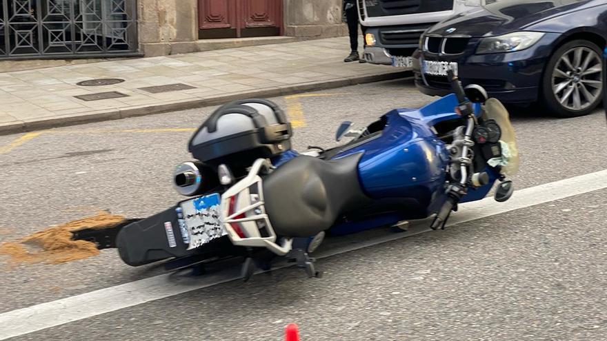 Herido un motorista tras una colisión con un coche en la calle Urzáiz