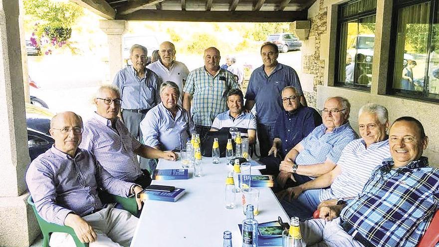 Los exalumnos que compartieron aula en el Monasterio en su encuentro el domingo en Ponte Vilariño.