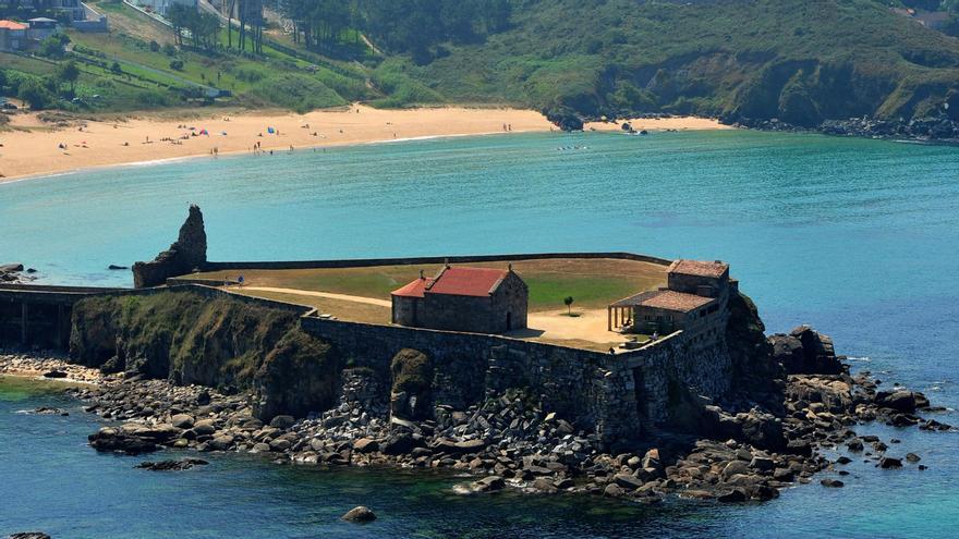 Vista área da Capela da Nosa Señora da Lanzada.