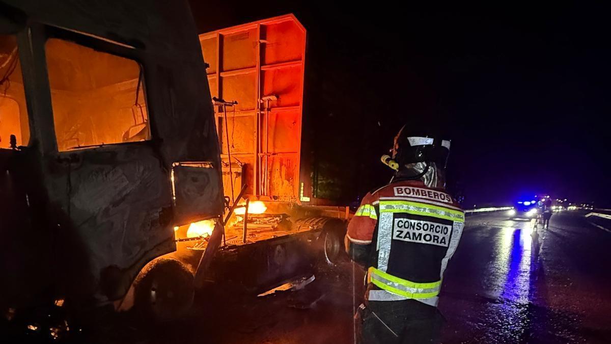 Un bombero del consorcio durante las tareas de extinción de un camión maderero en plena A-52 en Asturianos.