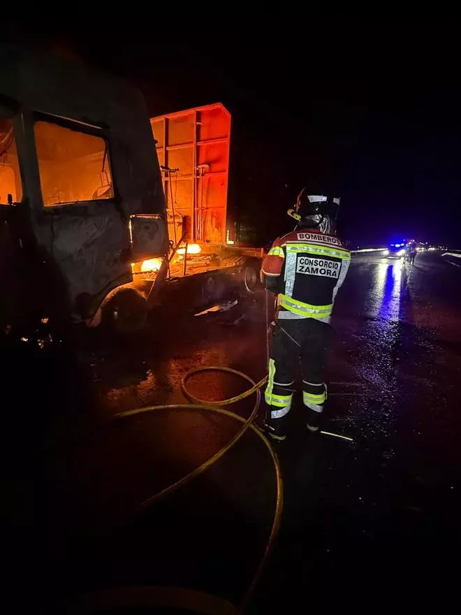 Arde en plena autovía un camión maderero a la altura de Asturianos
