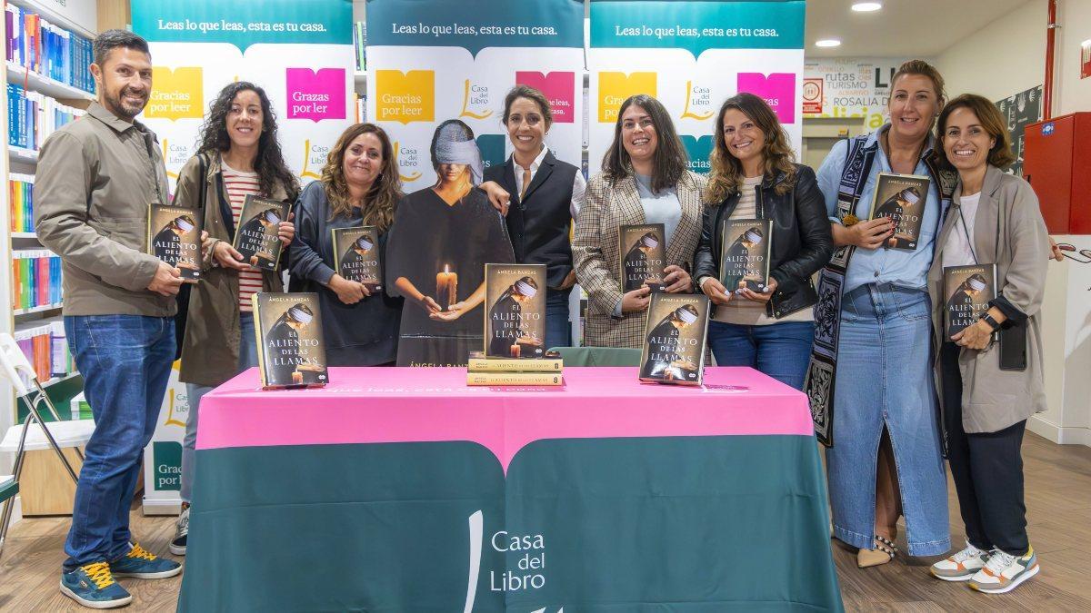 Banzas entre personas asistentes a la presentación de ‘El aliento de las llamas’, celebrada en la sede en santiago de La Casa del Libro