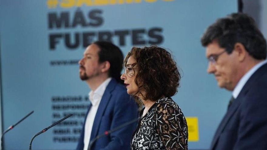 Pablo Iglesias, María Jesús Montero y José Luis Escrivá, en la rueda de prensa del Consejo de Ministros.