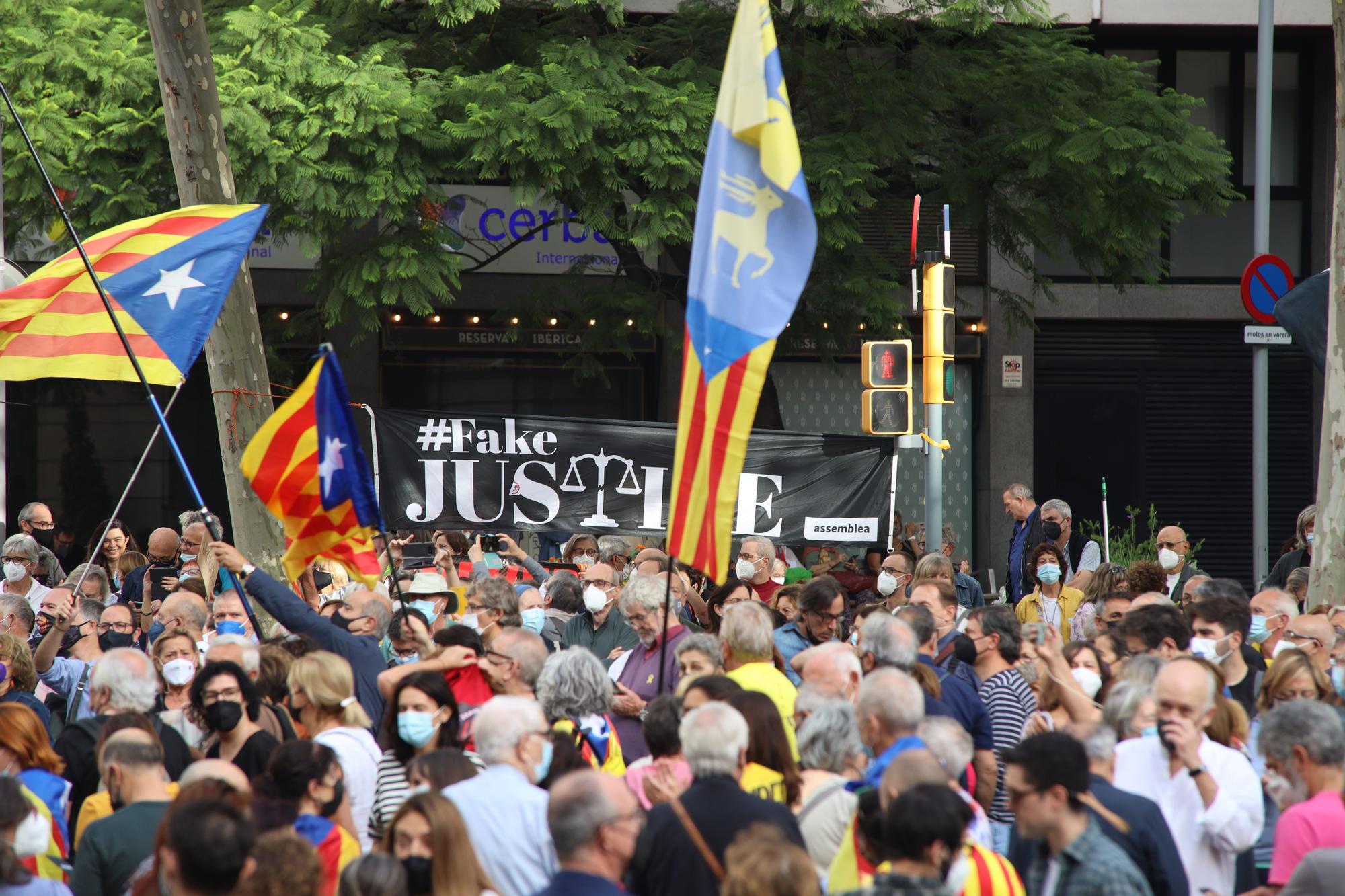 Protesta frente a la embajada de Italia en Barcelona por la detención de Puigdemont