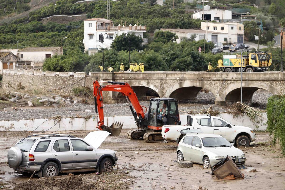 MLG (Benagarmosa) 14-11-2024.-Vecinos del pueblo de la Axarquía de Benagarmosa, se afana nen limpiar sus calles y sus casas después que la Dana pasara ayer por su localidad. Inundaciones 13 noviembre 2024 DANA. Málaga