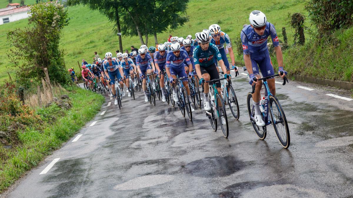 Los ciclistas en la etapa de ayer de La Vuelta a España