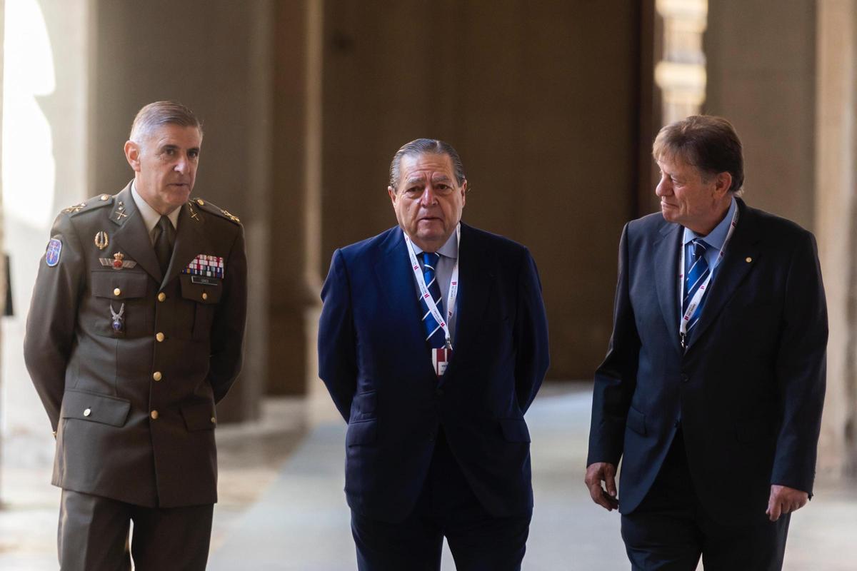 El teniente general Luis Sáez Rocandio, máxima autoridad militar en la Comunitat Valenciana, el naviero Vicente Boluda y el presidente ejecutivo de los Premios Jaume I, Javier Quesada.
