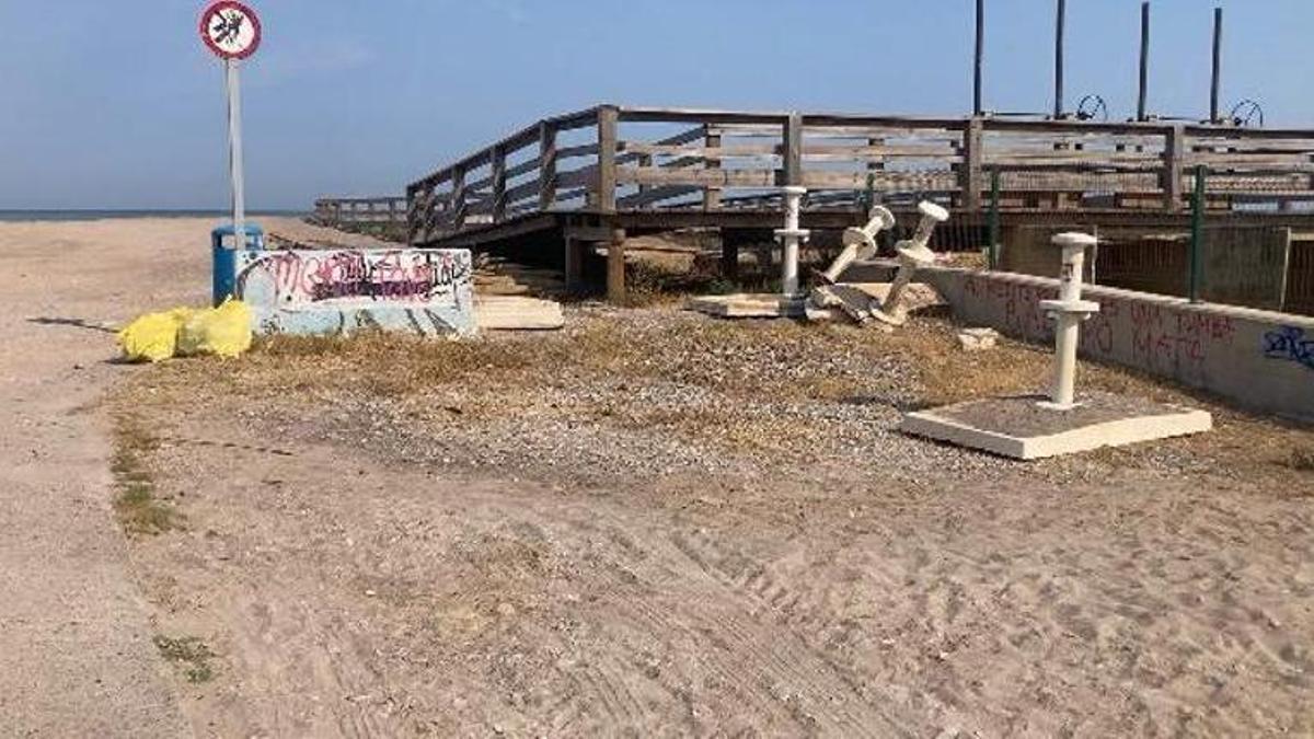 Imagen de lavapiés "olvidados" y basura por recoger junto a la gola de Quartell.